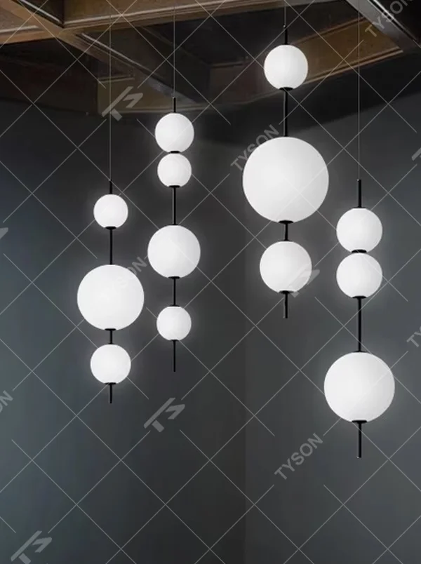 Modern minimalist black-and-white hanging spherical chandelier, with black metal rods paired with milk-white frosted glass ball lampshades of different sizes, shaped like staggered interstellar molecules, featuring soft and uniform light, combining decorative and lighting functions, suitable for dining rooms, bars, commercial spaces and other modern style scenarios.