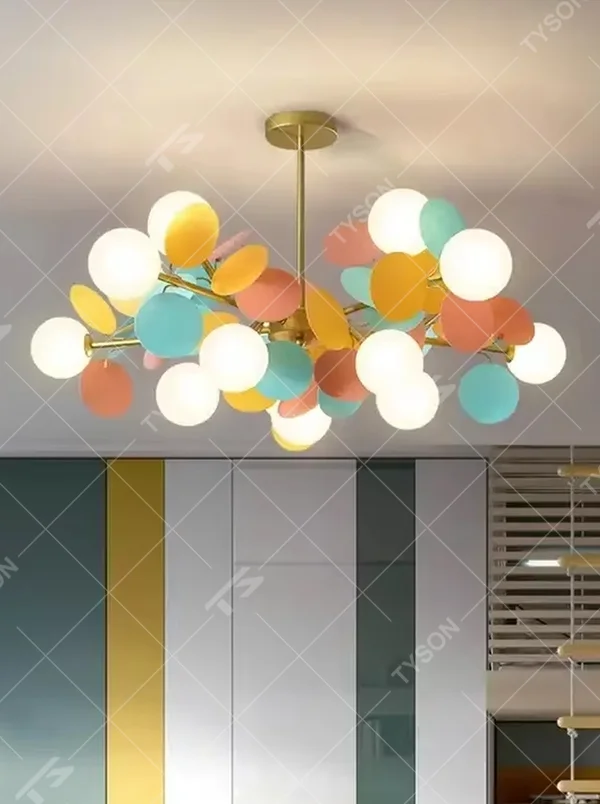 Modern light luxury cloud petal chandelier, with a golden metal frame paired with white and semi-transparent discs stacked into a fluffy cloud shape, featuring soft and uniform light, combining decorative and lighting functions, suitable for living rooms, dining rooms, light luxury style spaces.