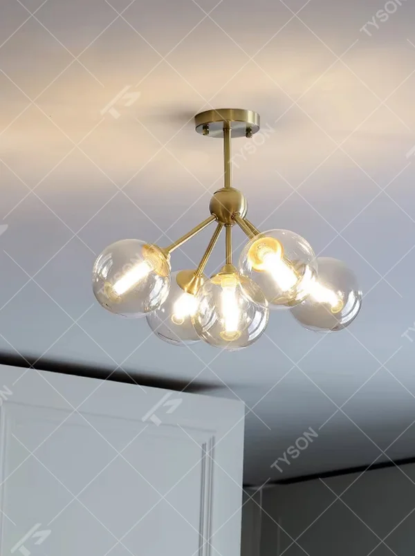 Modern minimalist molecular structure chandelier, with a golden metal frame and amber glass bubble lampshades, featuring a light and flexible appearance, combining decorative and lighting functions, suitable for living rooms, dining rooms, bedrooms and other modern minimalist style spaces.