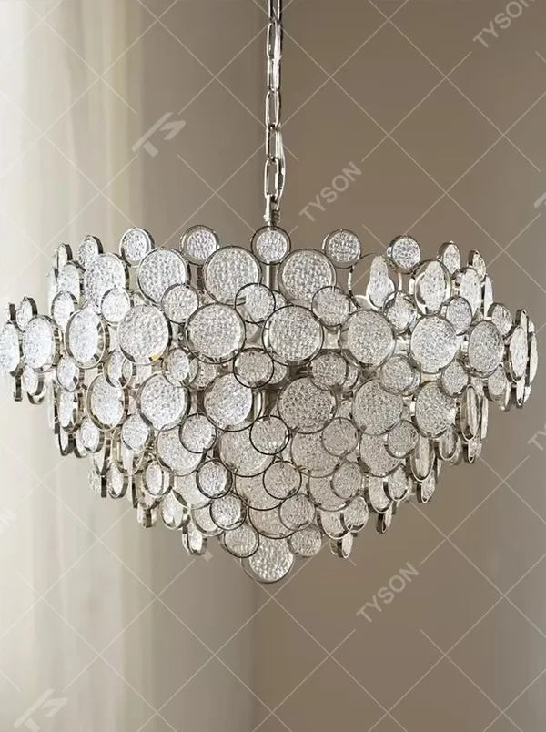 This modern light luxury cloud chandelier is composed of a large number of layered gold hollow metal discs, presenting a fluffy and light cloud shape. Warm light refracts through the hollow texture to emit a soft and brilliant halo, serving both lighting and decorative purposes, suitable for modern light luxury spaces such as dining rooms and living rooms.
