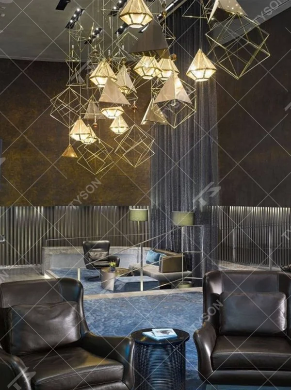 This modern geometric art chandelier is composed of intertwined gold metal lines forming an abstract frame, paired with geometric-shaped liuli/acrylic ornaments. Light refracts through them to emit a brilliant halo, serving both lighting and installation art purposes, suitable for high-ceiling commercial spaces such as hotel lobbies and high-end clubs.