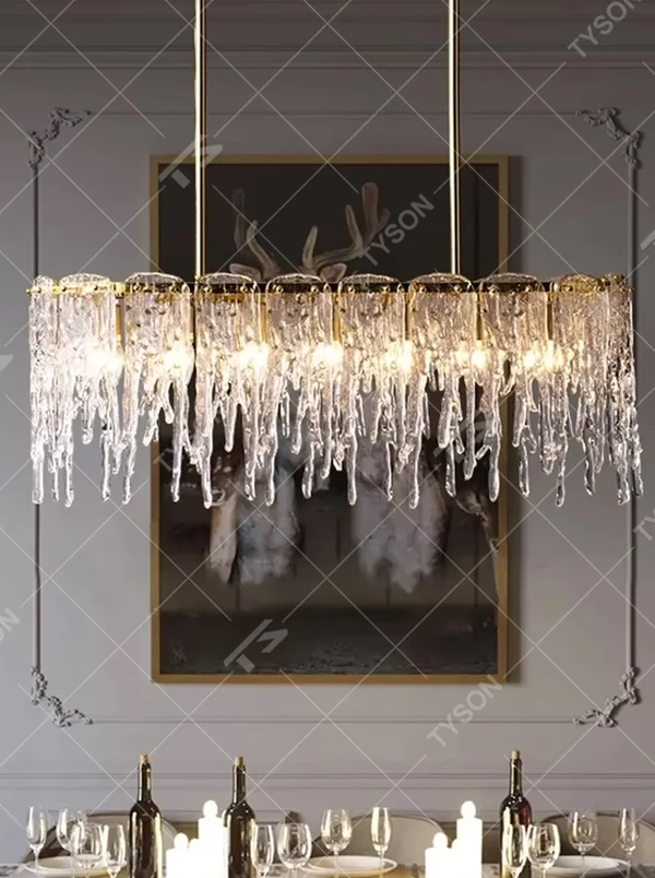 This modern light luxury linear chandelier features a gold metal frame paired with icicle-shaped transparent crystal pendants. Light refracts through the crystals to emit a brilliant and soft glow, serving both lighting and decorative purposes, suitable for modern light luxury spaces such as dining rooms and villa living rooms.