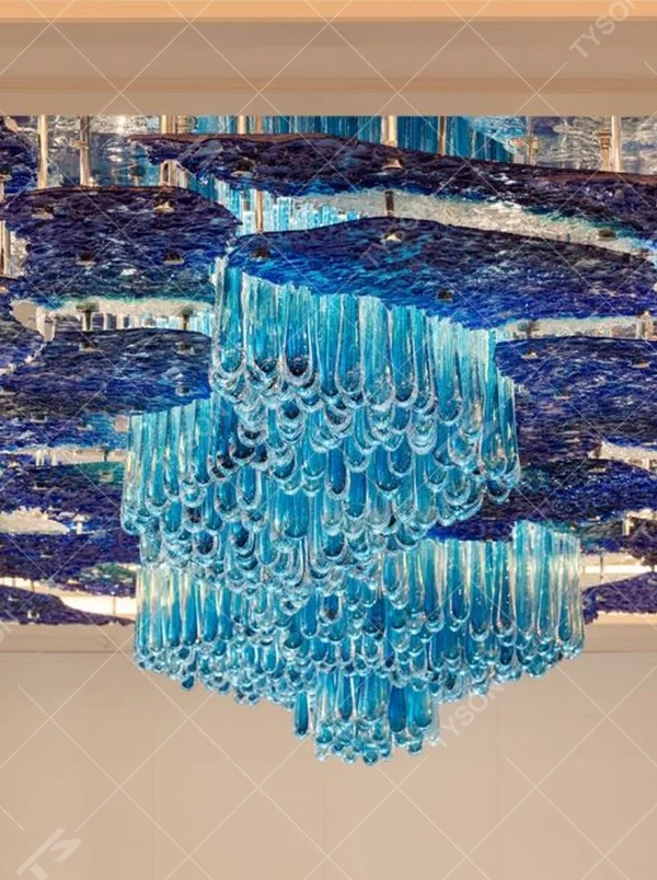 Modern artistic ocean blue gradient crystal ceiling lamp group, made of blue gradient crystal to create a large-area ceiling-mounted structure and central hanging shape, combining decorative and main lighting functions, suitable for large-scale commercial spaces such as hotel banquet halls, high-end clubs, and art exhibition halls.