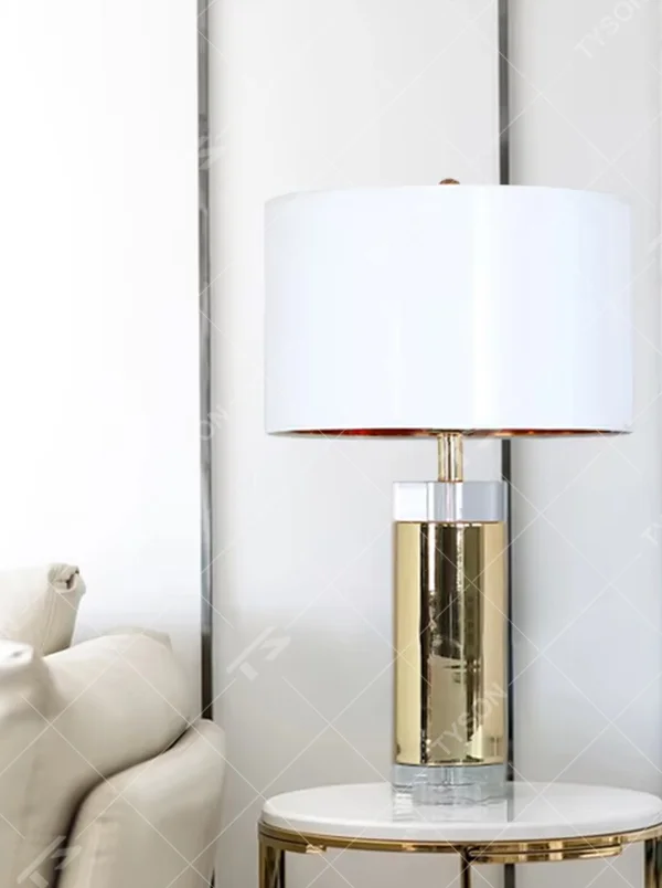 Modern Light Luxury Gold & Crystal Table Lamp, White Cylindrical Fabric Lampshade (Gold Interior), Gold Metal and Transparent Crystal Combined Lamp Body, Serves Both Lighting and Decorative Purposes, Ideal for Bedrooms, Living Rooms, Studies, Hotel Guest Rooms, etc.
