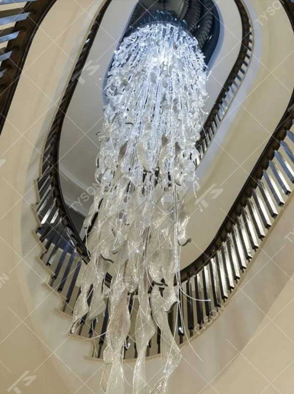Modern artistic feather-shaped hanging crystal chandelier, composed of layered transparent crystal strips and spherical crystals, with a light feather-like appearance, combining artistic decoration and main lighting functions, suitable for large-scale spaces such as villa high-ceiling staircases, hotel lobbies and high-end clubs.
