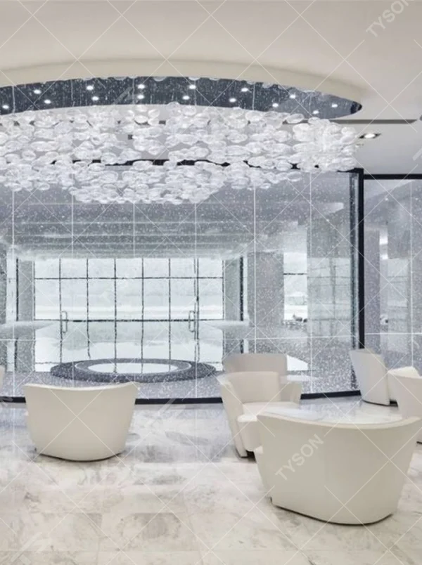 This cloud-like liuli bubble art ceiling lamp is made of transparent liuli bubbles layered into a flowing cloud shape, with light refracting a soft halo through it, serving both lighting and installation art purposes, suitable for modern luxury spaces such as high-end sales offices and clubs.
