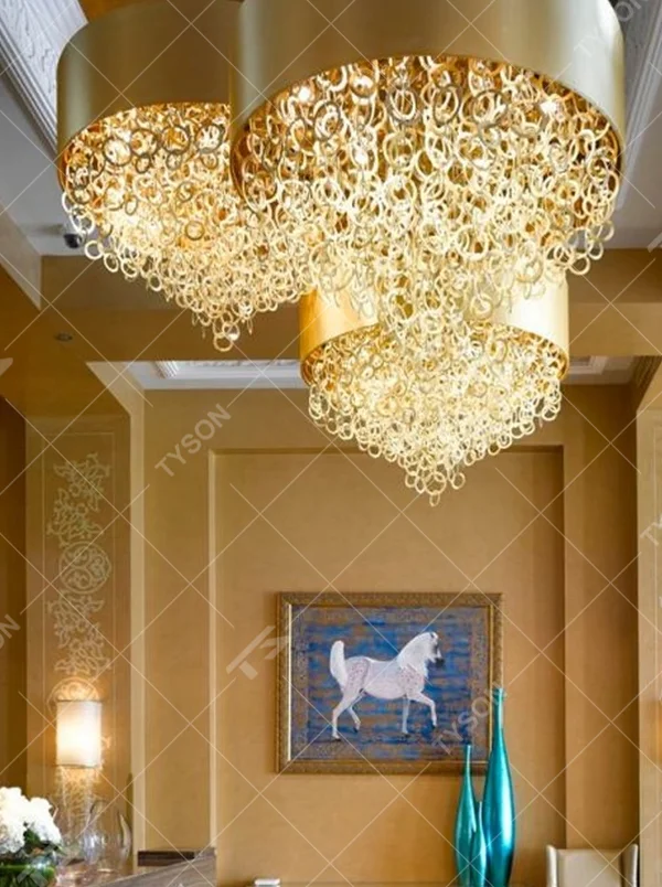 This light luxury gilded curled wire chandelier is made of woven metal wire into a hollow, curled and layered shape, with warm light refracting a luxurious halo through the texture, serving both lighting and decorative purposes, suitable for high-end luxury spaces such as hotel lobbies and clubs.