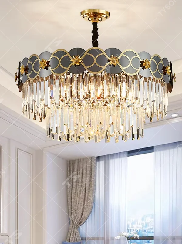 This light luxury rectangular crystal chandelier features a metal frame paired with a rhombus-faceted crystal border and drooping crystal tassels, with light refracting a brilliant halo through the crystals, serving both lighting and decorative purposes, suitable for modern light luxury spaces such as dining rooms and living rooms.