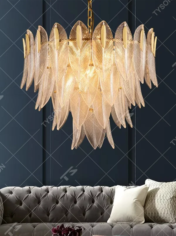 This modern light luxury feather glass chandelier features a gold metal frame, with layered textured feather-shaped glass slices forming a fan shape. When lit, light refracts through the glass to emit a soft and brilliant glow, combining an ethereal texture with an ambient atmosphere. Ideal for living rooms, dining rooms, light luxury apartments, and other spaces, it adds a dreamy and exquisite touch to modern minimalist or French light luxury home environments.
