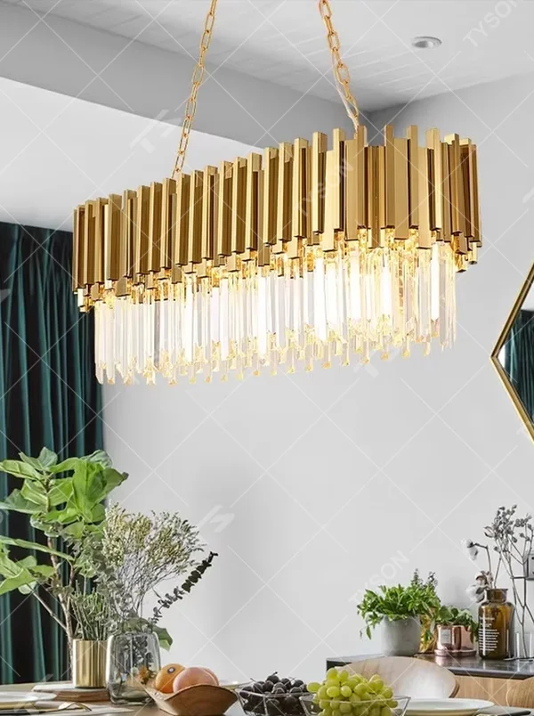This modern light luxury two-layer linear chandelier features a gold metal strip frame on the upper layer and dense transparent long crystals hanging below, suspended by gold chains. When lit, light refracts through the crystals to emit a brilliant and soft glow, combining a luxurious texture with an ambient atmosphere. Ideal for dining rooms, bars, light luxury apartments, and other spaces, it adds an exquisite and sophisticated touch to modern minimalist or light luxury home environments.