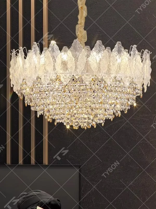 This modern light luxury linear crystal chandelier features a wavy upper lampshade made of transparent textured crystal slices, with dense crystal tassels hanging below, suspended by braided cords. When lit, light refracts through the crystal to emit a brilliant and soft glow, combining an ethereal texture with an ambient atmosphere. Ideal for dining rooms, bars, light luxury apartments, and other spaces, it adds a dreamy and exquisite touch to modern minimalist or French light luxury home environments.