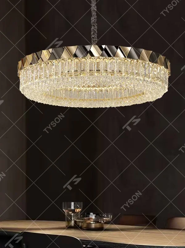 This modern light luxury two-layer circular crystal chandelier features a black-and-gold metal frame, inlaid with transparent long crystals to form a double-layered dome shape. The geometric black-and-gold metal contrasts brilliantly with the shimmering crystal, and when lit, light refracts through the crystal to emit a luxurious and soft glow, combining a sophisticated texture with an ambient atmosphere. Ideal for living rooms, dining rooms, light luxury apartments, and other spaces, it adds an exquisite and luxurious touch to modern minimalist or light luxury home environments.