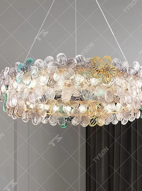 This modern French-style linear petal chandelier features a gold metal ceiling base, with transparent glass petals arranged in a fluffy linear layout with delicate textures. When lit, it emits a soft and gentle glow, combining a romantic ambiance with an ethereal feel. Ideal for dining rooms, bars, bedrooms, and other spaces, it adds a dreamy and exquisite touch to modern minimalist or French light luxury home environments.