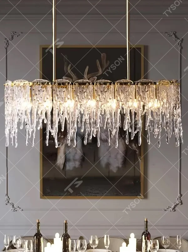 This modern light luxury linear icicle chandelier features a gold metal frame, with icicle-shaped transparent glass strips hanging down to form a layered shape. When lit, light refracts through the glass to emit a brilliant and soft glow, combining a dynamic texture with an ambient atmosphere. Ideal for dining rooms, bars, light luxury apartments, and other spaces, it adds an exquisite and sophisticated touch to modern minimalist or light luxury home environments.