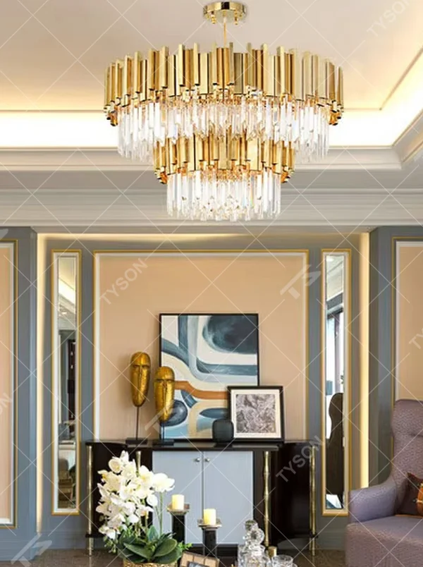 This modern light luxury two-layer circular chandelier features a gold metal strip frame on the upper layer and dense, transparent long crystals hanging below. When lit, light refracts through the crystals to emit a brilliant and soft glow, combining a luxurious texture with an ambient atmosphere. Ideal for living rooms, dining rooms, light luxury apartments, and other spaces, it adds an exquisite and sophisticated touch to modern minimalist or light luxury home environments.