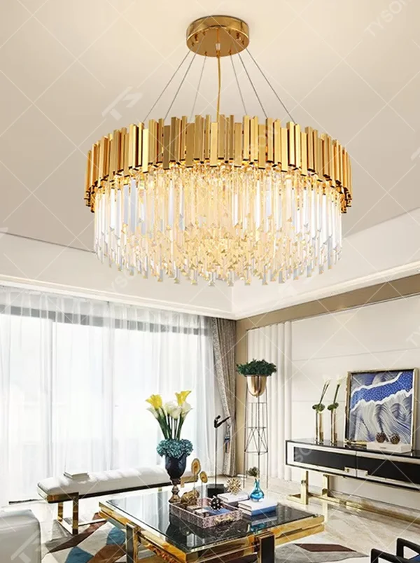 This modern light luxury two-layer square chandelier features a gold metal strip frame on the upper layer and dense, transparent long crystals hanging below. When lit, light refracts through the crystals to emit a brilliant and soft glow, combining a luxurious texture with an ambient atmosphere. Ideal for living rooms, dining rooms, light luxury apartments, and other spaces, it adds an exquisite and sophisticated touch to modern minimalist or light luxury home environments.